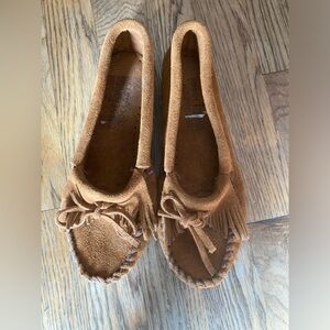 Minnetonka Women’s Suede Moccasins in Chestnut Brown